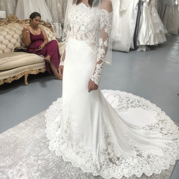 Pronovias Della Crepe Wedding Dress - Picture 5 of 6